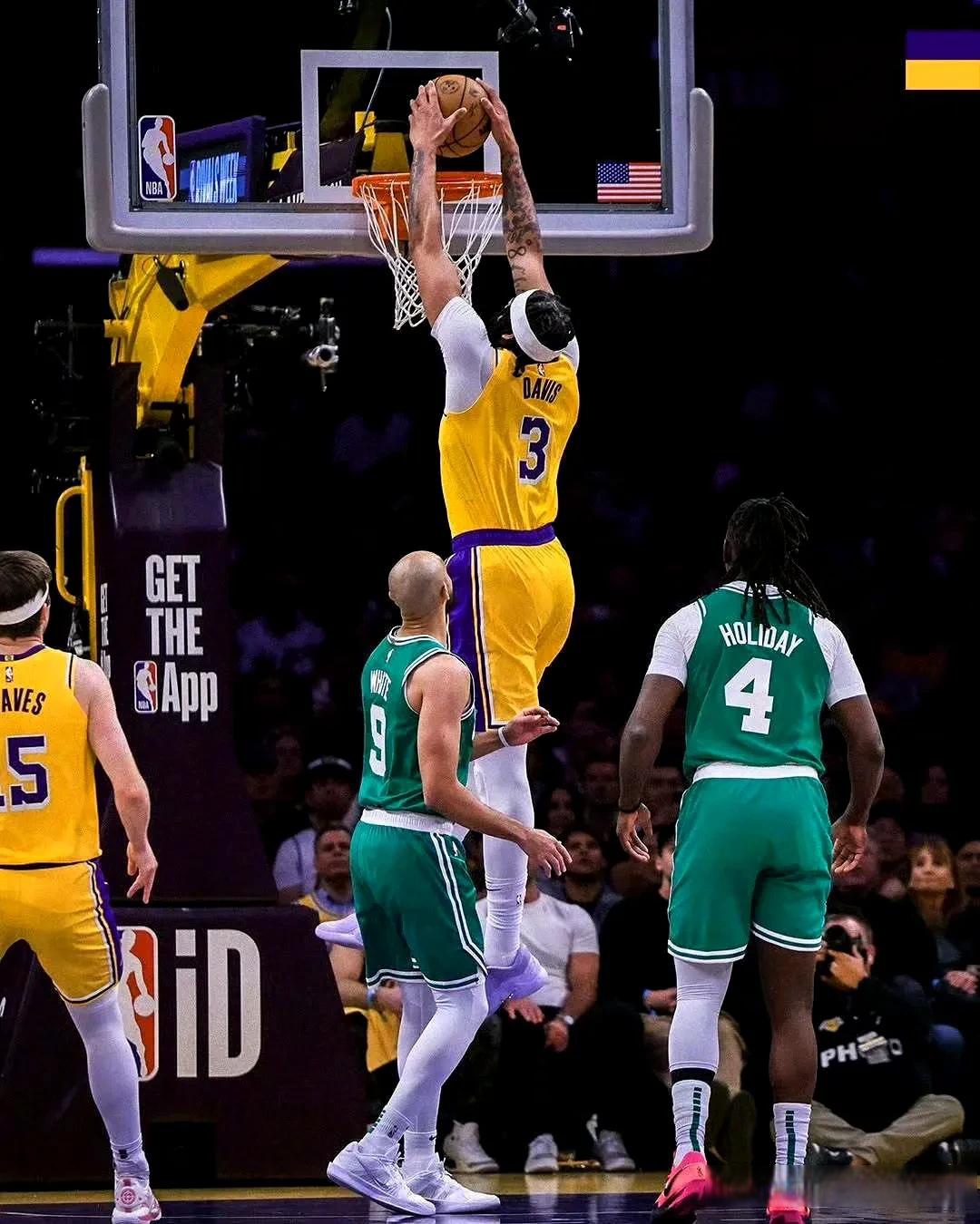 湖人复出首战，凯尔特人状态火爆，詹姆斯成为焦点！的简单介绍